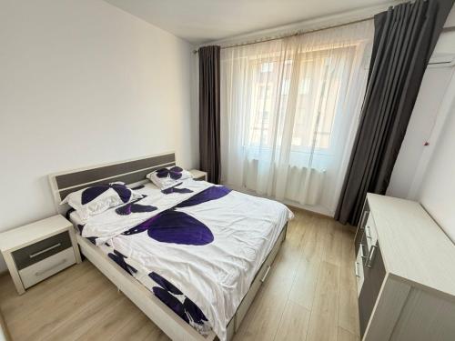 a bedroom with a bed and a window in it at RC RelaxApart 602 in Dudu