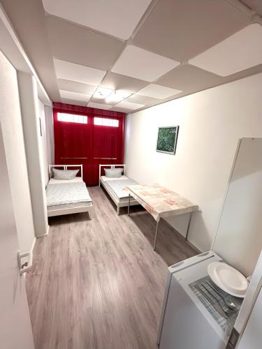 a room with two beds and a table at Monteurunterkunft Schlierbach in Schlierbach