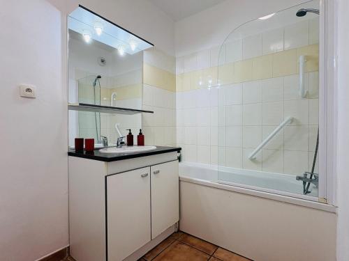 a bathroom with a sink and a bath tub at Le Vercors Park in Die