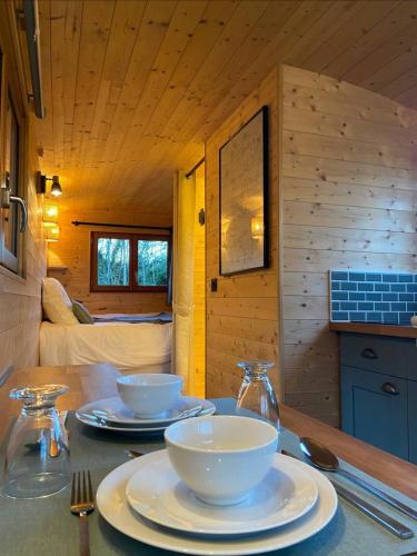 a table with bowls and plates on it in a cabin at La Roulotte du Marais in Éclusier-Vaux