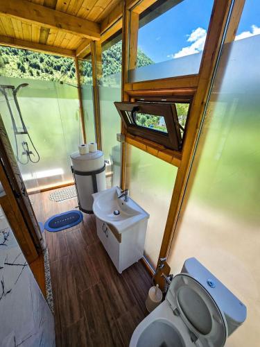 Arditi's Cabin tesisinde bir banyo