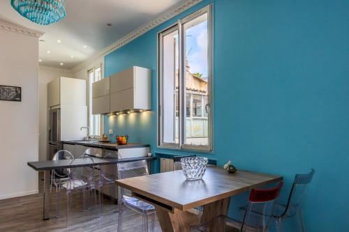Elegant duplex, very well equipped, close to shops