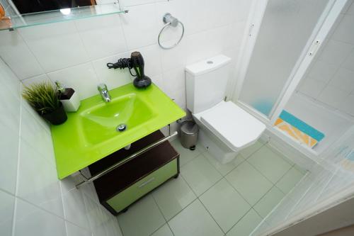 Large 1-Bedroom 1 Doble bed 1 Sofa bed 1 Bathroom Duplex Apartment Prime Lisbon Location