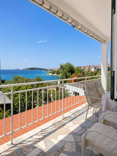 Beachfront apartment with direct access to Lozica beach