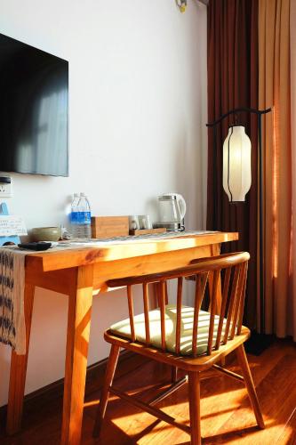 TV a/nebo společenská místnost v ubytování Dali Yunxi Boutique Inn