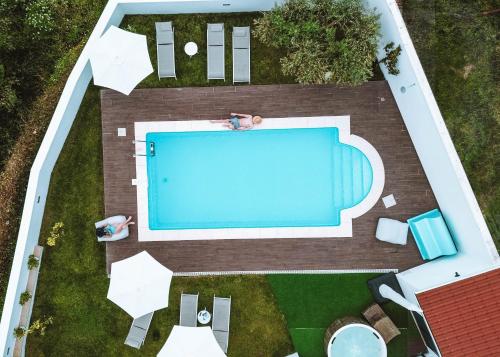 an overhead view of a swimming pool in a yard at Alojamento Jasmine in São Pedro de Alva