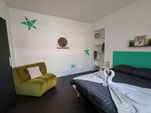ein Schlafzimmer mit einem Bett, einem Stuhl und Sternen an der Wand in der Unterkunft Le Maley in Dunkerque