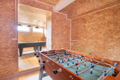 a room with a pool table and a ping pong ball at Gîte de l'Esplanade-18 min du Puy du Foù-Ventilateurs- Billard- Baby-foot-Fléchettes-Grande maison de bourg spacieuse de 200m2- Famille-Amis-Groupe in Pouzauges