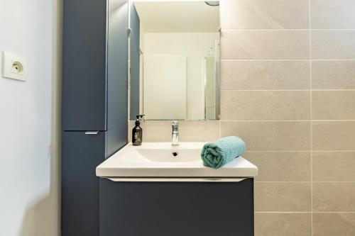 a bathroom with a sink and a mirror at Bon Repos - 2 chambres in Léguevin