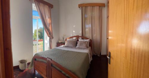 a bedroom with a bed and a window at Descanso imparcial in Prazeres