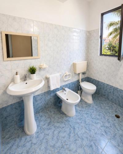 a bathroom with a sink and a toilet at Hotel Villa Megi in Golem