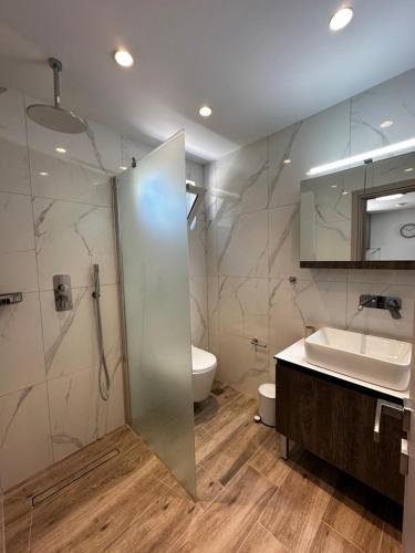 a bathroom with a shower and a sink and a toilet at Oleana Cosy Studio in Lampi