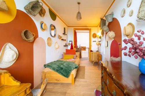 a living room with orange and white walls at Domaine La Cournonsécoise in Cournonsec