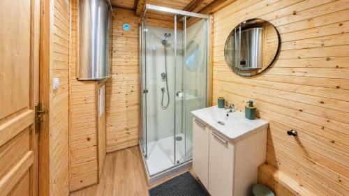 a bathroom with a shower and a sink at Cabane insolite en pleine nature - La cabane de Dim in Grumesnil