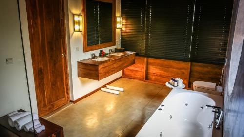 Un baño de Kings Pavilion Luxury Hotel