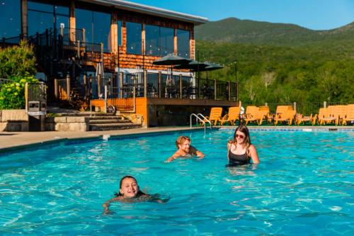 three children swimming in a swimming pool at Indian Head Resort in Lincoln