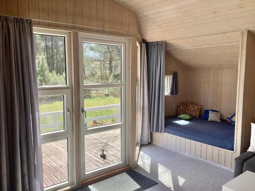 ein kleines Zimmer mit einem Bett und einem Fenster in der Unterkunft 6 person holiday home in Nørre Nebel-By Traum in Nørre Nebel