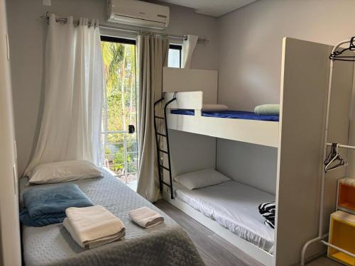 a room with two bunk beds and a window at Casa Privativa Prox Expoville e Centro Com 2 Suítes in Joinville