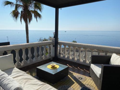 Studio et son Rooftop Panoramique Privé, Saint Raphaël, Anthéor, plage et gare à Pieds
