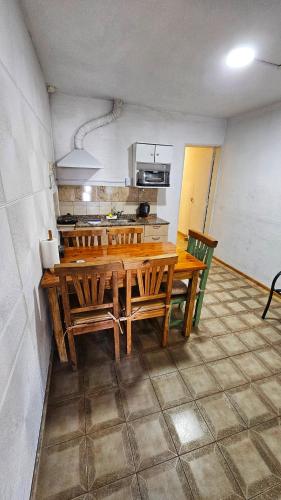 a kitchen with a wooden table and chairs at Hospedaje SUEÑO URBANO in Córdoba