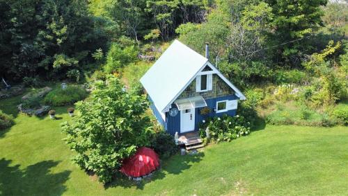 an aerial view of a small house in a yard at Le Temps Perdu in Westport