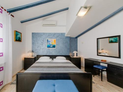 Apartments with parking space Rovinj - 25360