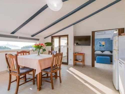 Apartments with parking space Rovinj - 25360