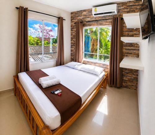 a bedroom with a bed and a window at Hotel Playarena in Coveñas