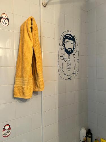 a bathroom with a towel and a picture of a man at Cálido y luminoso hogar in Vicente López