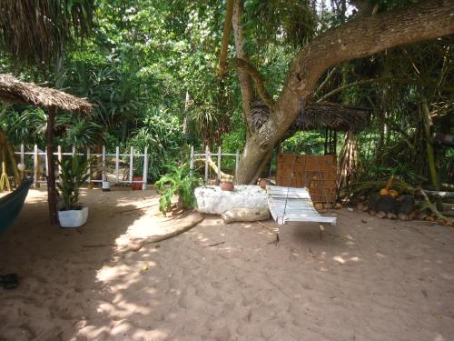Κήπος έξω από το Unakuruwa silent beach villa