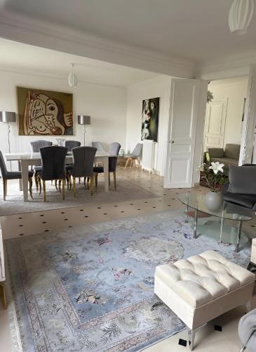 Elegant Apartment - Arc de Triomphe
