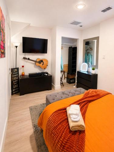 Quiet & Centrally located House - PRIVATE PARKING, LAUNDRY AND STORAGE FOR LUGGAGE photo 11