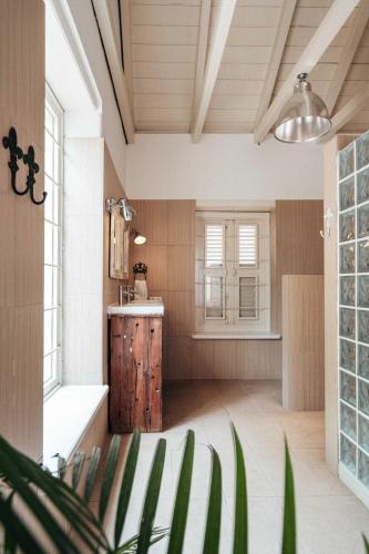 a room with a kitchen with a table and windows at Villa Tokara in Willemstad