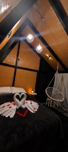 a room with a bed with a hammock in it at Chalé in Alfredo Wagner