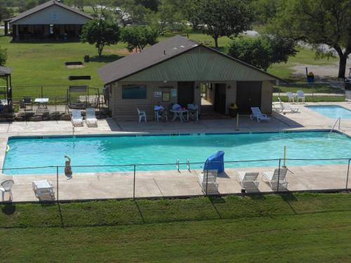 una grande piscina con sedie e una casa di Bay Landing Camping Resort Cabin 14 a Bridgeport