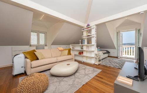 Beautiful Apartment In Biograd