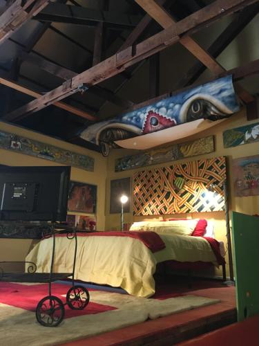 ein Schlafzimmer mit einem Bett mit einem Surfbrett darauf in der Unterkunft MAGIC MOUNTAIN WAREHOUSE a 1920 RailroadWonderWarehouse in pristine High Desert with Trains in Jacumba