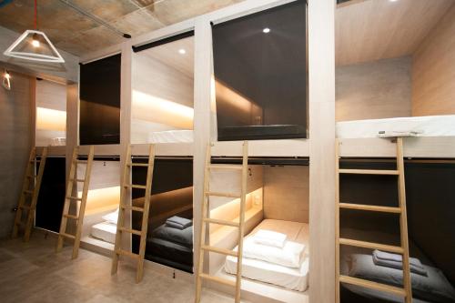 Palanda nebo palandy na pokoji v ubytování Noah's Ark Homestay