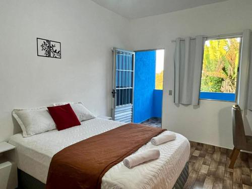 a bedroom with a large bed and a window at A Casa di Minas in Três Corações