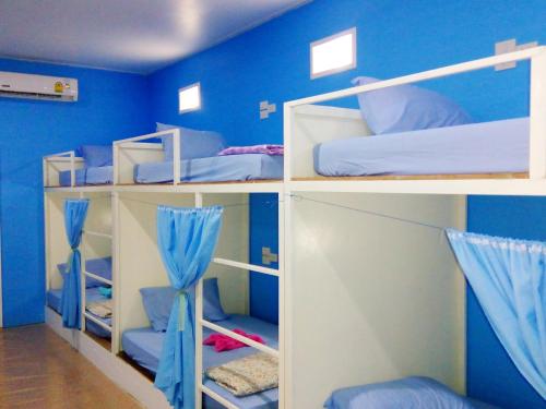 Krevet ili kreveti na kat u jedinici u objektu Koh Mook Hostel