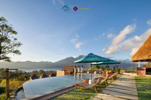 a villa with a pool and a view of the mountains at Kintamani Breeze in Kubupenlokan