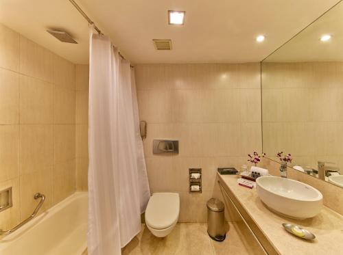 Royal Orchid Central Bangalore, Manipal Centre, MG Road tesisinde bir banyo