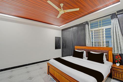 a bedroom with a bed with a ceiling fan at Super Collection O Gachibowli Phase 2 Formerly SK Stays in Gachibowli