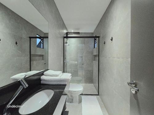 ein Badezimmer mit Waschbecken, Dusche und Toilette in der Unterkunft Seasons BC in Cabeçudas