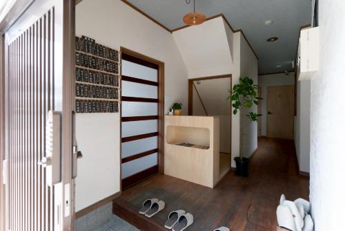 ein Zimmer mit einem Paar Schuhen auf dem Boden in der Unterkunft Hagi micro hotel in Gero