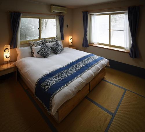 מיטה או מיטות בחדר ב-Sheltered Inn Hakuba
