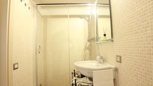y baño con ducha, lavabo y espejo. en ComeCasaTua - il Vicoletto, en Verona