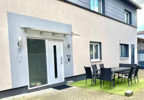 a table and chairs in front of a building at Ferienwohnung Freedom 3 Terrasse High End in Northeim