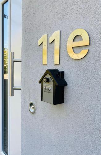 a building with a number and a bird house on it at Ferienwohnung Freedom 3 Terrasse High End in Northeim