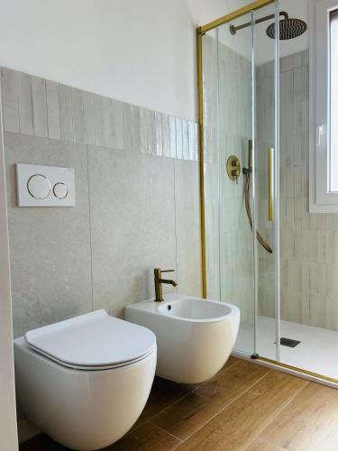 a bathroom with a toilet and a sink and a shower at Casa Marysol in Ventimiglia